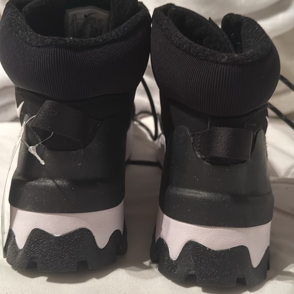 Nike Women's City Classic Boot - Picture 10 of 13